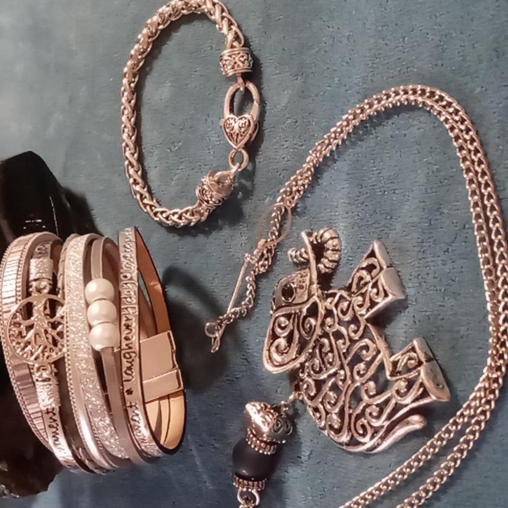 Silver Elephant Pendant Necklace and Bracelet Set